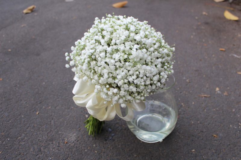 Cách làm bó hoa cưới bằng hoa baby trắng