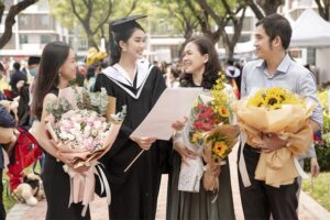 Lễ tốt nghiệp nên tặng hoa gì vừa đẹp lại vừa ý nghĩa?