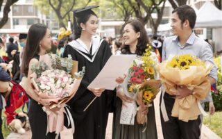 lễ tốt nghiệp nên tặng hoa gì?